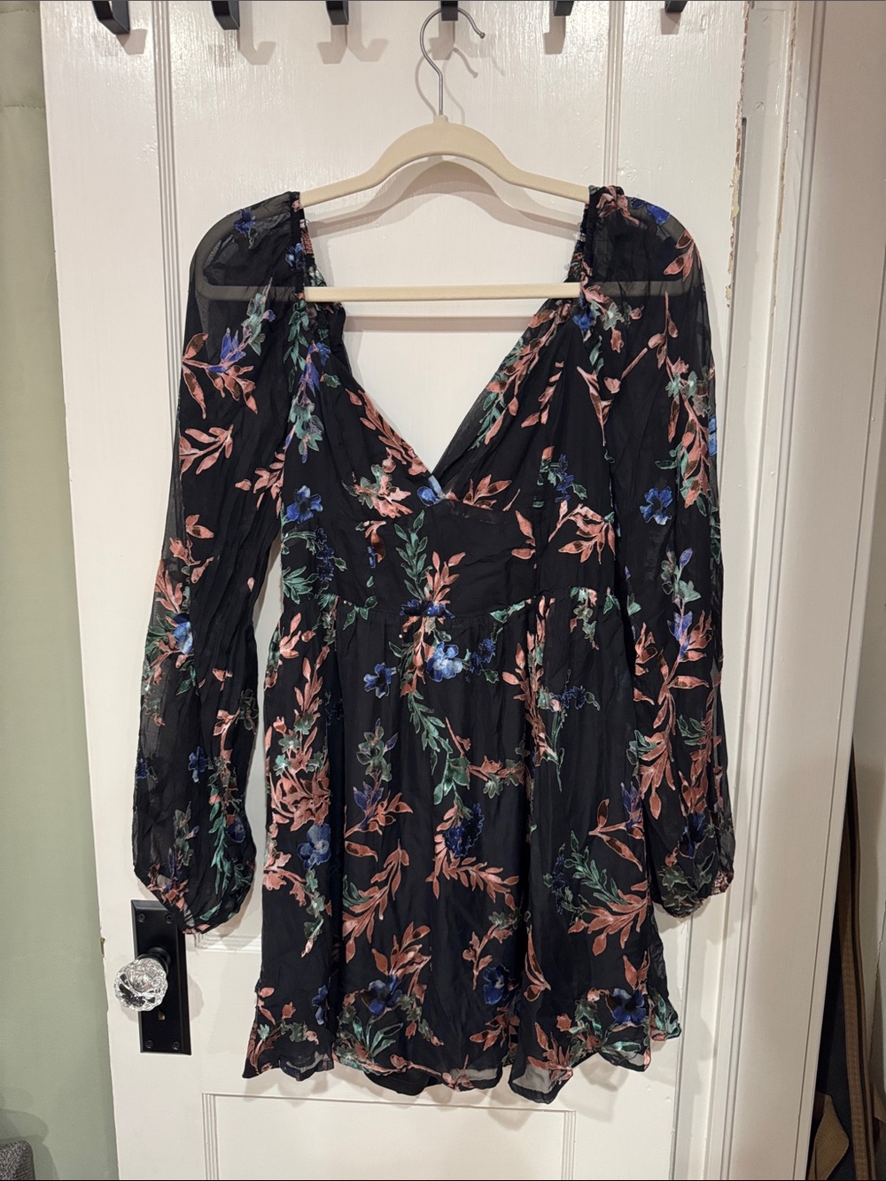Lulus L Black Floral V-Neck Long Sleeve Mini Dress